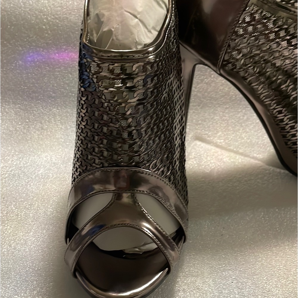 NWOT. Ashley Stewart Silver Gray Heels with Glittery Accents - Picture 4 of 9